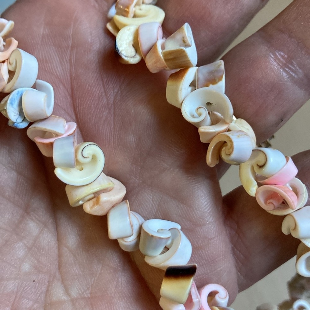 2 Shell Necklaces - Picture 7 of 11